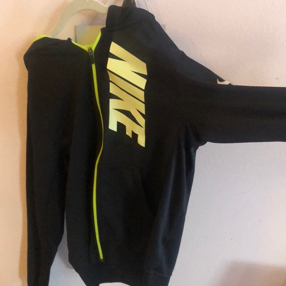 A Nike jacket - Picture 2 of 4